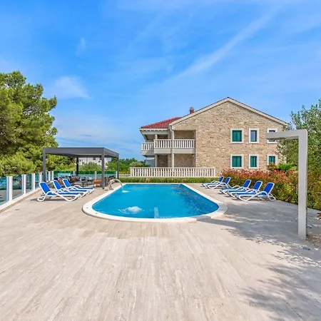 Gorgeous In With Jacuzzi Apartmán Mrljane